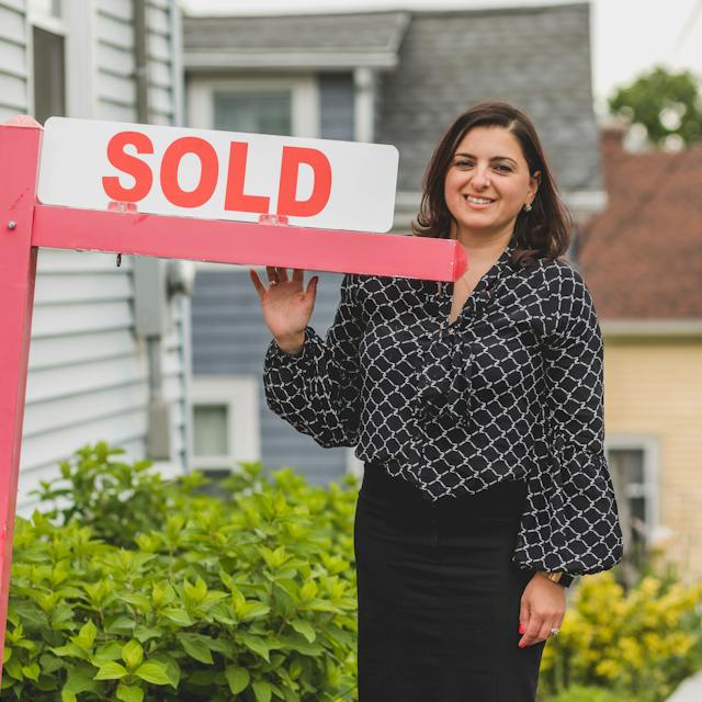 sign saying house is sold